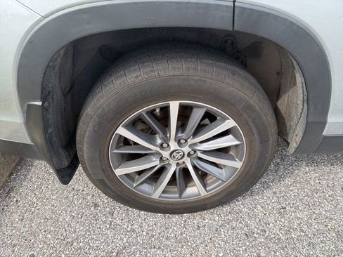 Used 2019 Toyota Highlander XLE AWD/4WD image 18