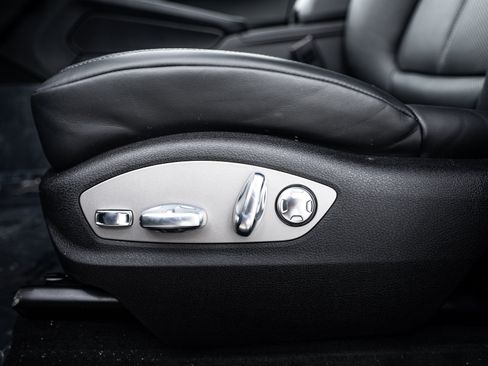 Certified 2026 Porsche Macan AWD/4WD image 18