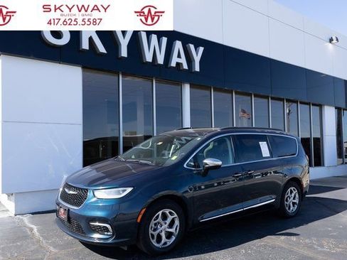 Used 2023 Chrysler Pacifica Limited FWD image 1