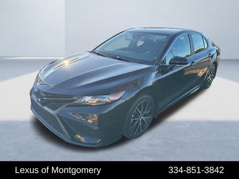 Used 2021 Toyota Camry SE image 3