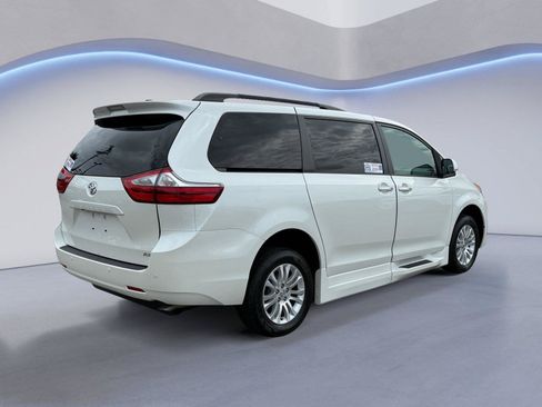 Used 2017 Toyota Sienna XLE w/ XLE Navigation Package FWD image 3
