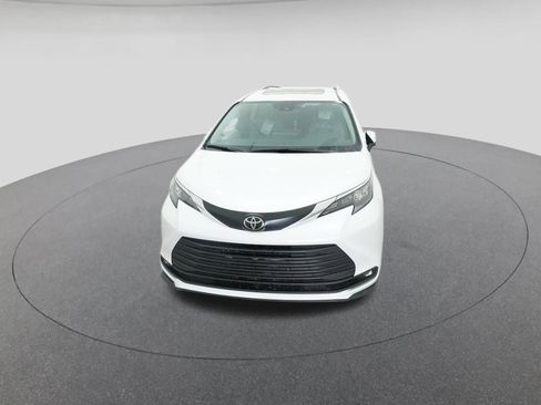 New 2026 Toyota Sienna XLE image 15