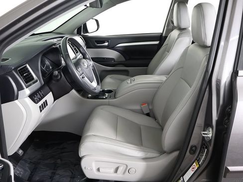 Used 2017 Toyota Highlander XLE AWD/4WD image 32