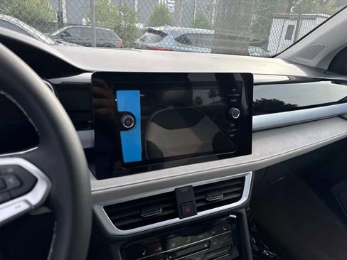 New 2025 Volkswagen Taos SE image 9