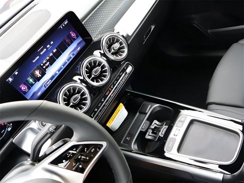 New 2025 Mercedes-Benz GLB 250 4MATIC image 21