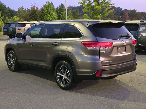 Used 2019 Toyota Highlander LE FWD image 5