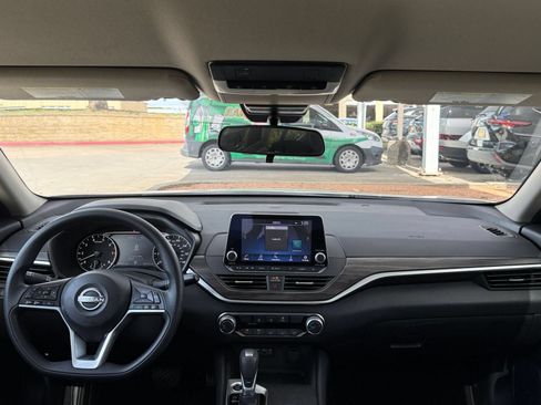 Used 2025 Nissan Altima 2.5 SV FWD image 33