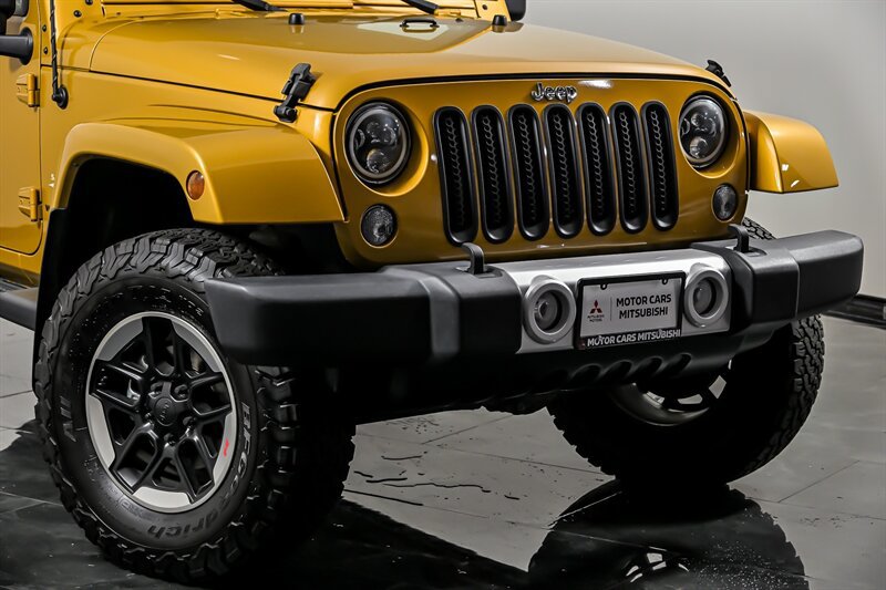 Used 2014 Jeep Wrangler Unlimited Sahara w/ Dual Top Group AWD/4WD image 2