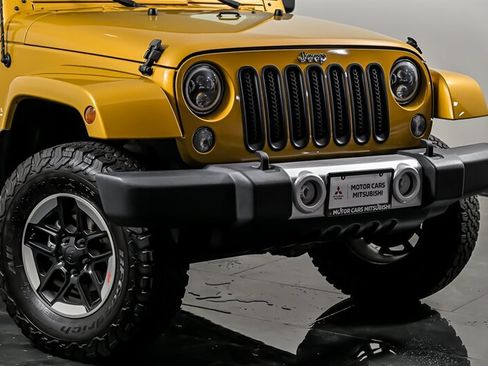 Used 2014 Jeep Wrangler Unlimited Sahara w/ Dual Top Group AWD/4WD image 2