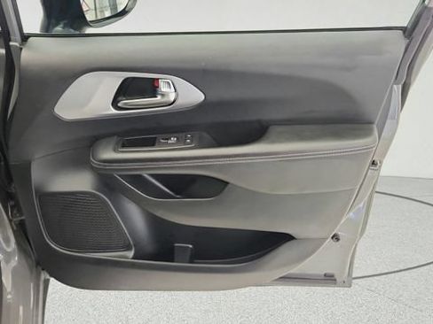 Used 2025 Chrysler Pacifica Limited FWD image 31