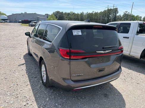 Used 2023 Chrysler Pacifica Touring-L image 4