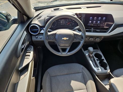 Used 2024 Chevrolet Trax LS w/ LS Convenience Package FWD image 10