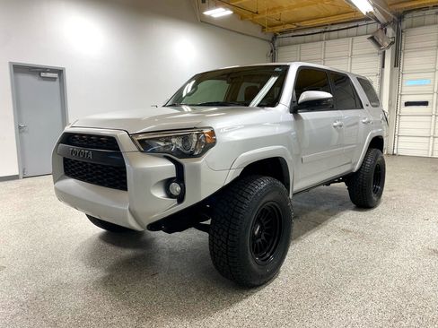 Used 2018 Toyota 4Runner SR5 Premium image 7