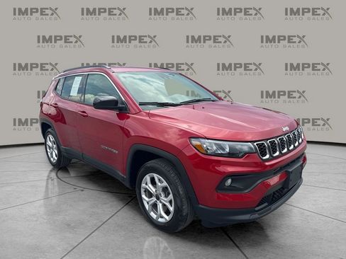 Used 2025 Jeep Compass Latitude AWD/4WD image 7