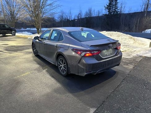 Used 2023 Toyota Camry SE image 5