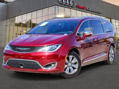 Used 2020 Chrysler Pacifica Limited image 1