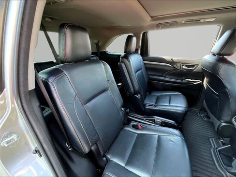 Used 2017 Toyota Highlander Limited Platinum FWD image 25