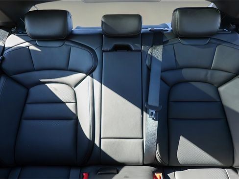 Used 2022 Porsche Taycan image 18