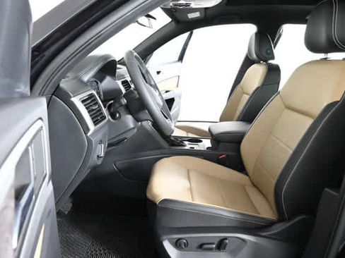 Used 2022 Volkswagen Atlas Cross Sport SE w/ Panoramic Sunroof Package image 22