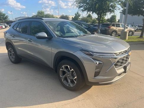 Used 2024 Chevrolet Trax LT w/ Driver Confidence Package FWD image 1