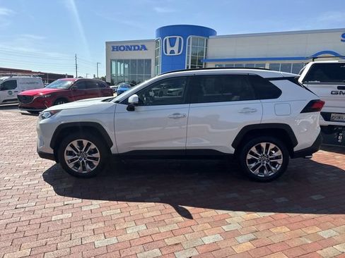 Used 2020 Toyota RAV4 Limited FWD image 33