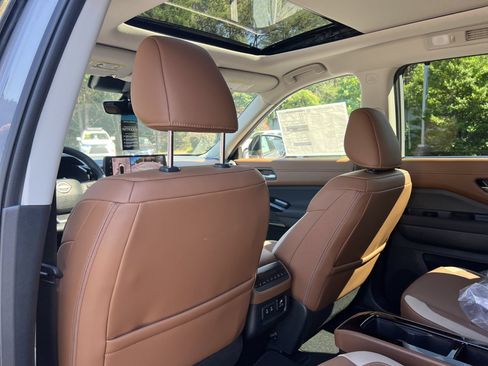 New 2026 Nissan Pathfinder Platinum FWD image 19