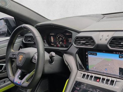Used 2022 Lamborghini Urus AWD/4WD image 24