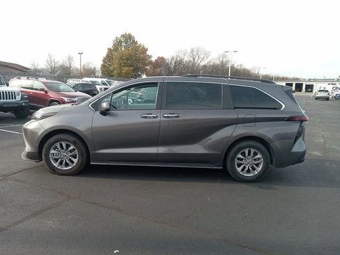 Used 2024 Toyota Sienna XLE image 6