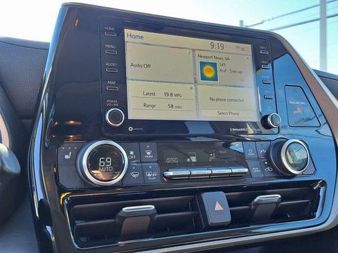 Used 2020 Toyota Highlander XLE AWD/4WD image 19