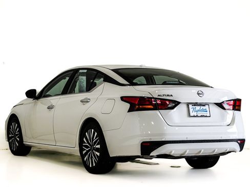 Used 2025 Nissan Altima 2.5 SV FWD image 8