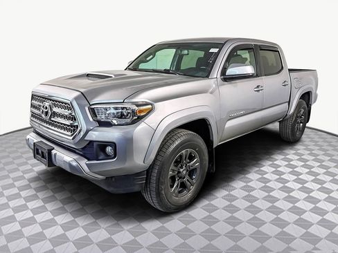 Used 2017 Toyota Tacoma TRD Sport image 4