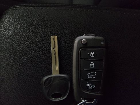 Used 2019 Hyundai Elantra GT FWD image 32