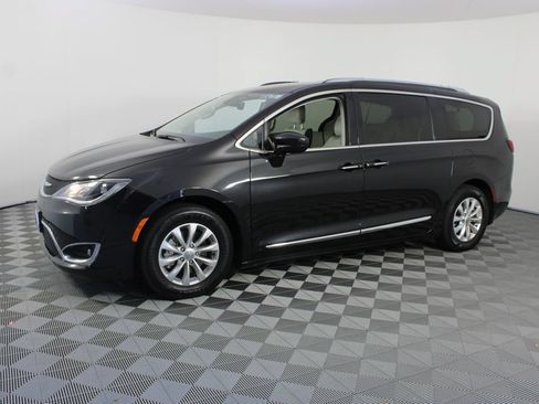 Used 2018 Chrysler Pacifica Touring-L FWD image 2
