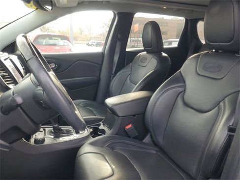 Used 2019 Jeep Cherokee Overland image 12