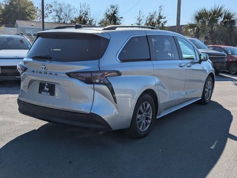 Used 2024 Toyota Sienna XLE image 5
