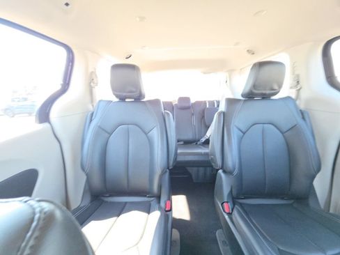 Used 2024 Chrysler Pacifica Limited FWD image 25