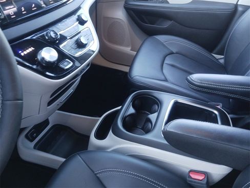 Used 2024 Chrysler Pacifica Touring-L image 11