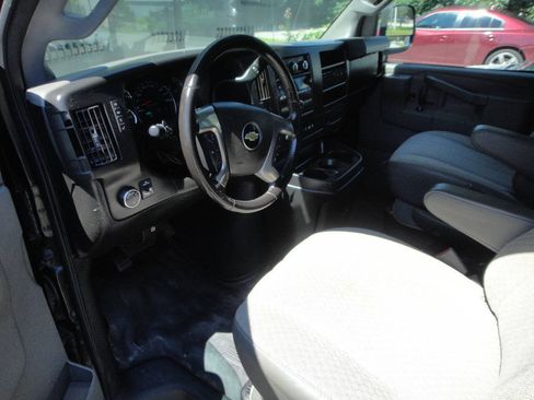 Used 2017 Chevrolet Express 2500 Extended RWD image 7