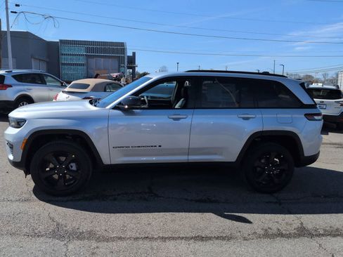 New 2025 Jeep Grand Cherokee Limited w/ Black Appearance Package AWD/4WD image 5