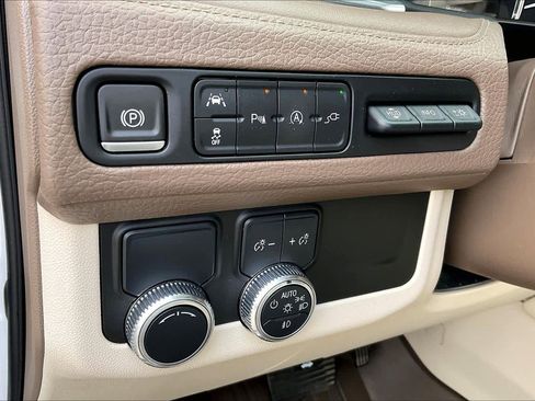 Used 2021 GMC Yukon Denali w/ Denali Premium Package image 15