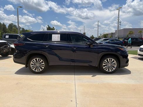 Used 2024 Toyota Highlander Platinum FWD image 2