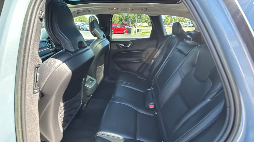 Used 2023 Volvo XC60 B5 Plus AWD/4WD image 10