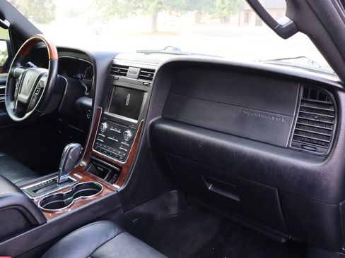 Used 2015 Lincoln Navigator 4WD image 17