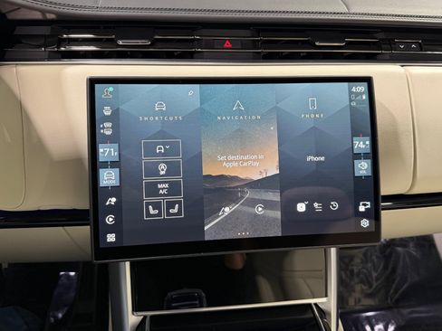 Used 2025 Land Rover Range Rover SE image 42