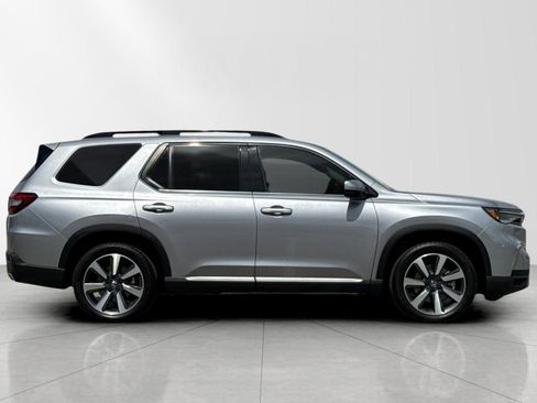Used 2025 Honda Pilot Touring image 2