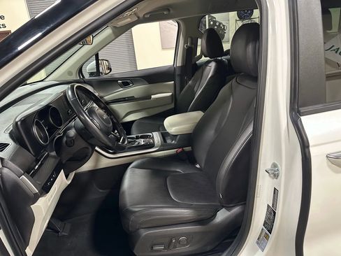 Used 2023 Kia Carnival LX image 17