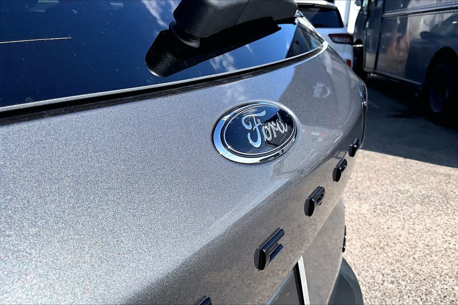 Certified 2022 Ford Escape SEL w/ SEL Stealth AWD Package image 31