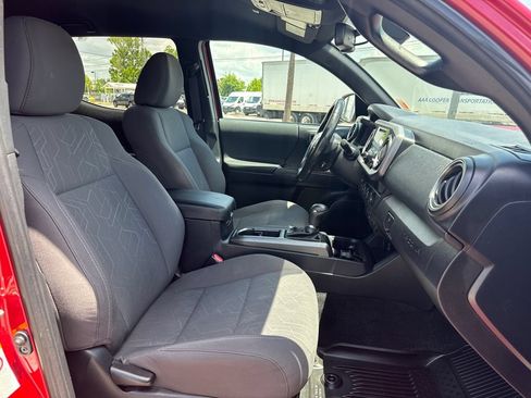Used 2019 Toyota Tacoma TRD Sport AWD/4WD image 19