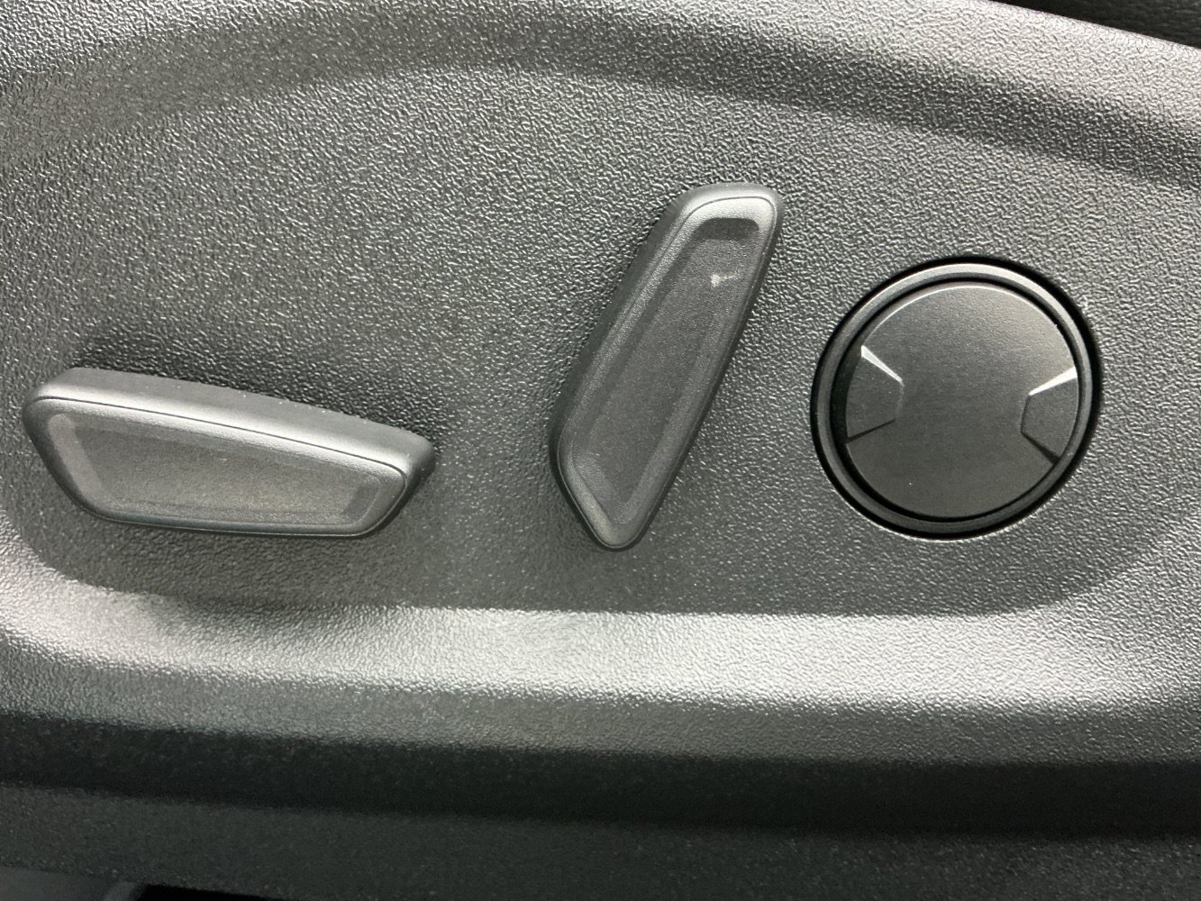 Used 2020 Ford Edge Titanium FWD image 38