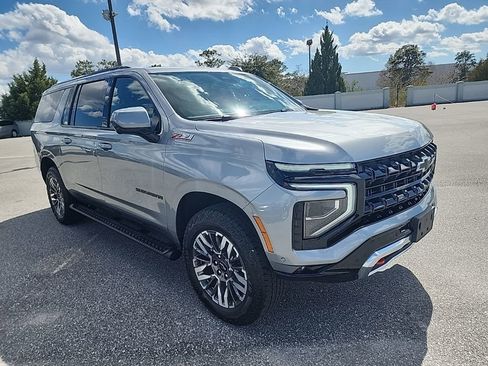 Used 2025 Chevrolet Suburban Z71 image 3